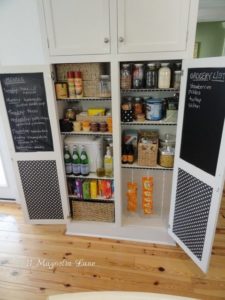 IDEAS PARA ORGANIZAR TU ALACENA - SOS ASISTENCIA (Imagen tomada de: https://homemadely.com/organization/kitchen-pantry-ideas/) Almacenamiento con etiquetas