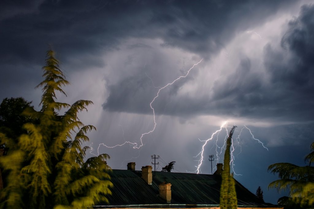 CUANDO EL CLIMA SE PONE DIFÍCIL, ¿ESTÁS PREPARADO? GUÍA Y SERVICIOS DE MANTENIMIENTO PARA TU HOGAR | SOS ASISTENCIA COLOMBIA - SOS ASISTENCIA nika tabatadze PyHHYMzoHP8 unsplash