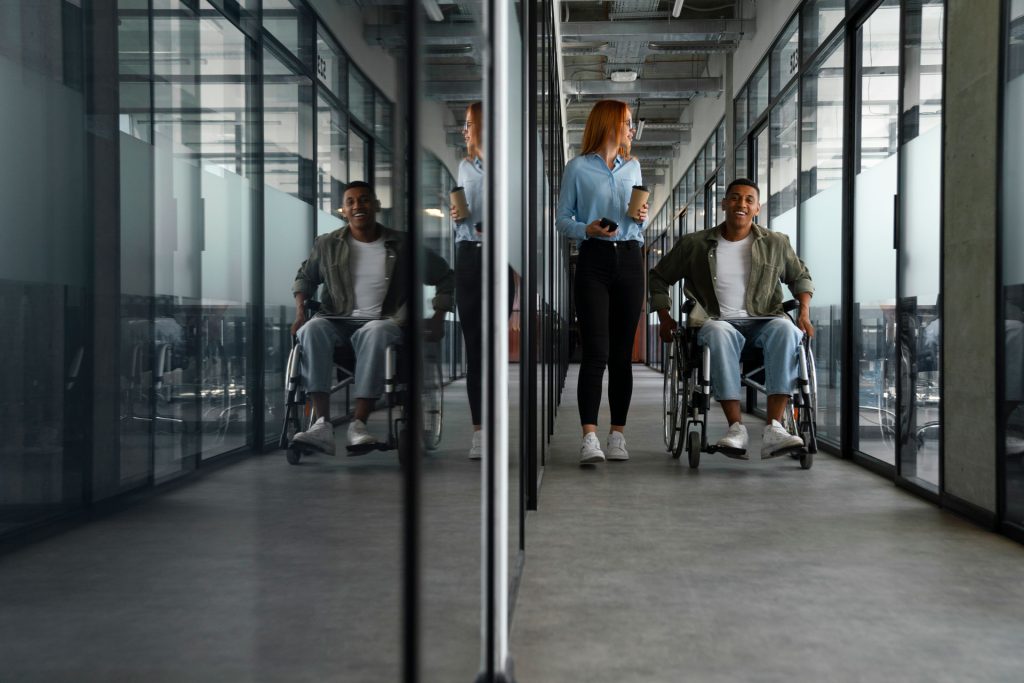 CÓMO ADAPTAR TU HOGAR O EMPRESA PARA ADULTOS MAYORES Y PERSONAS CON MOVILIDAD REDUCIDA EN COLOMBIA - SOS ASISTENCIA disabled man wheelchair working his office job