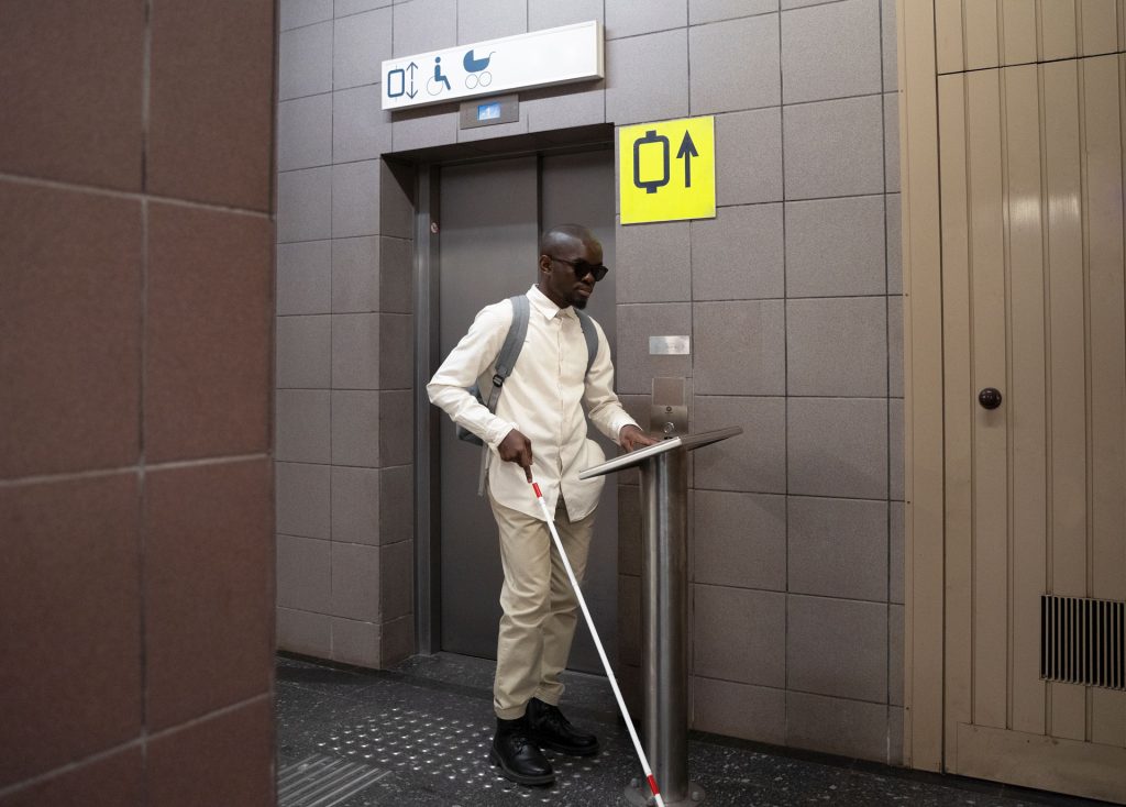 CÓMO ADAPTAR TU HOGAR O EMPRESA PARA ADULTOS MAYORES Y PERSONAS CON MOVILIDAD REDUCIDA EN COLOMBIA - SOS ASISTENCIA full shot blind man using braille alphabet