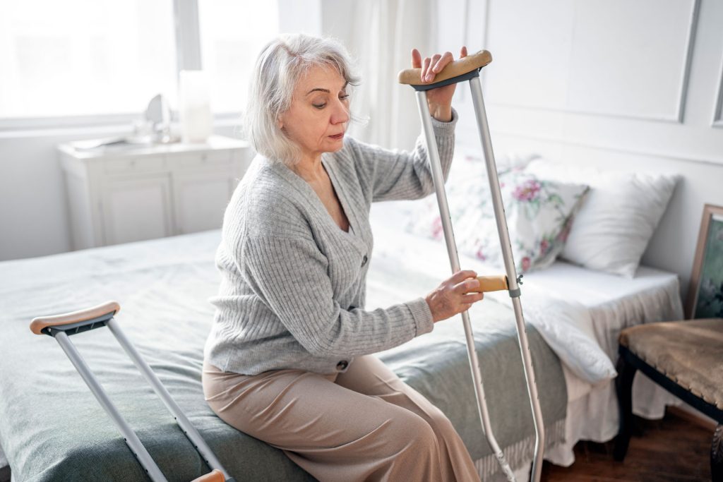 CÓMO ADAPTAR TU HOGAR O EMPRESA PARA ADULTOS MAYORES Y PERSONAS CON MOVILIDAD REDUCIDA EN COLOMBIA - SOS ASISTENCIA old patient suffering from parkinson
